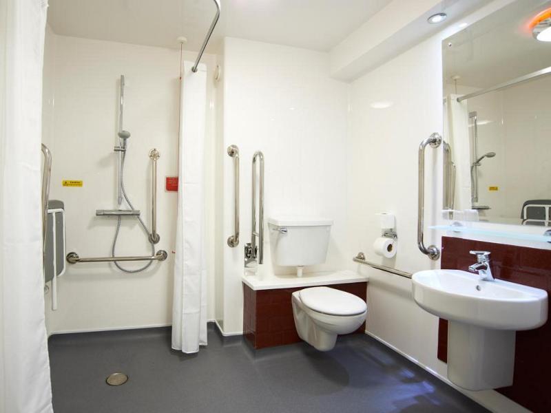 Travelodge London Teddington Exterior foto